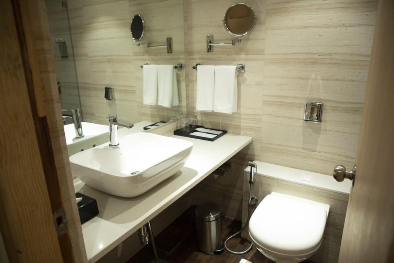 Regenta Central Harsha Vapi Pārdi Exteriör bild