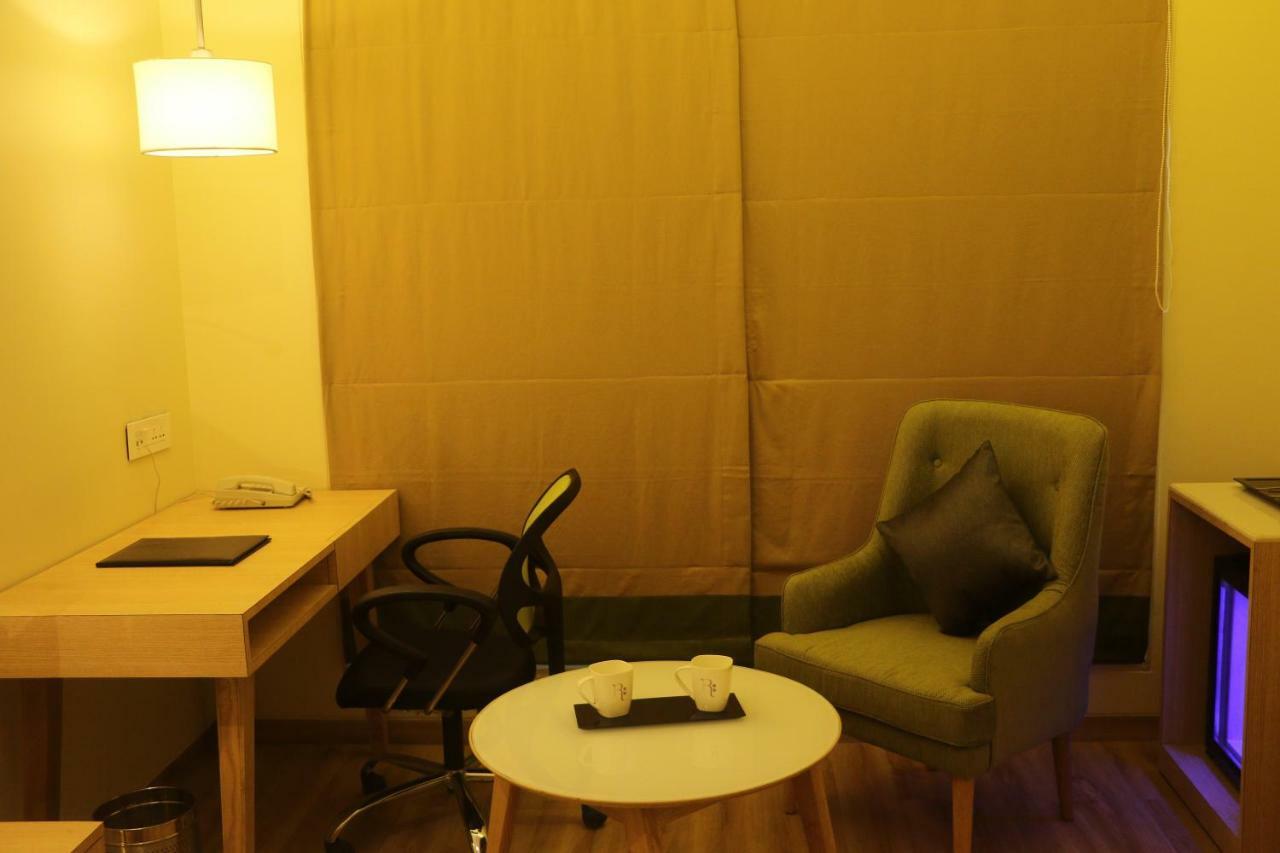 Regenta Central Harsha Vapi Pārdi Exteriör bild