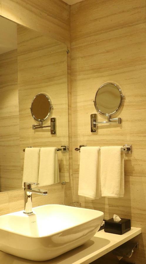 Regenta Central Harsha Vapi Pārdi Exteriör bild
